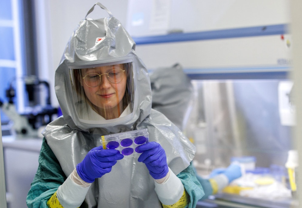 Sinkende Temperaturen und eine neue Corona-Mutation lassen die Infektionszahlen wieder ansteigen – ein neuer Impfstoff soll dagegen halten.