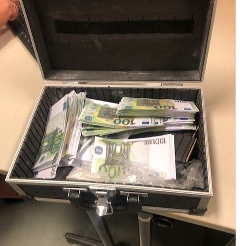 Bündelweise Falschgeld: 12.000 gefälschte Geldscheine stellte die Polizei bisher sicher.