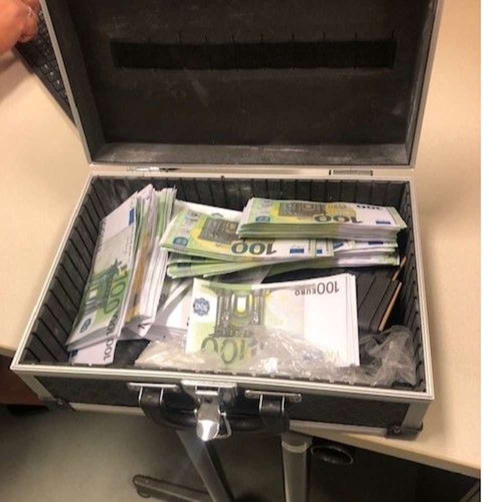 Bündelweise Falschgeld: 12.000 gefälschte Geldscheine stellte die Polizei bisher sicher.