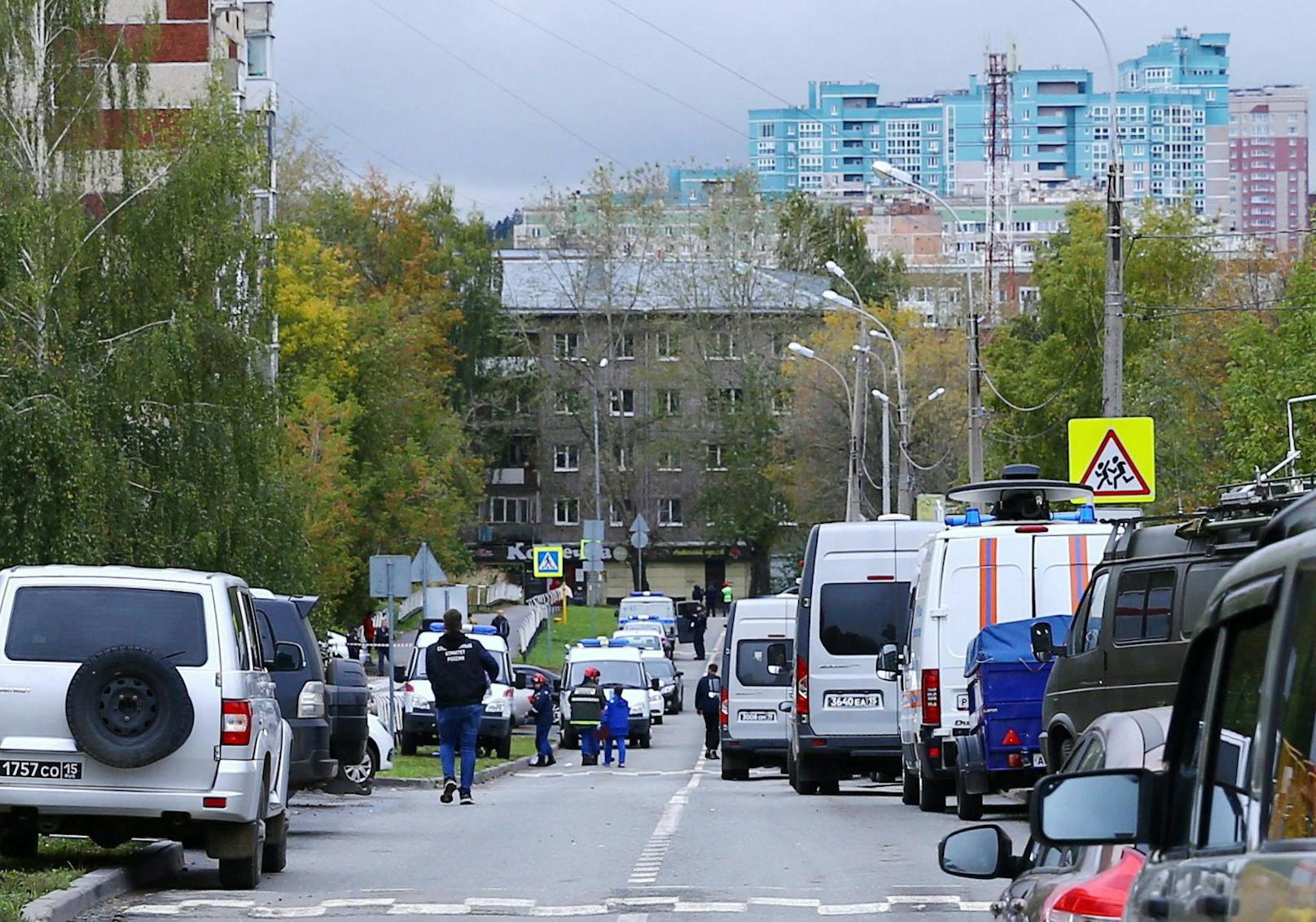 Einsatzkräfte der Polizei nach einem Amoklauf an der Schule 88 in der zentralrussischen Stadt Ischewsk am 26. September 2022.