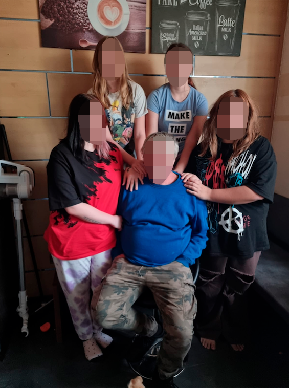 Der Vater (sitzend vorne) mit seinen vier Töchtern trauert um sein zweitältestes Kind.