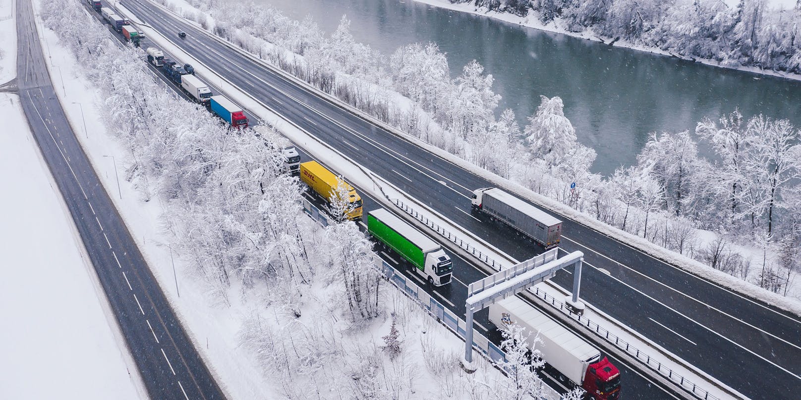 Stau auf der A12 Inntalautobahn (Archivfoto) – Österreich steht ein Wintereinbruch bevor.