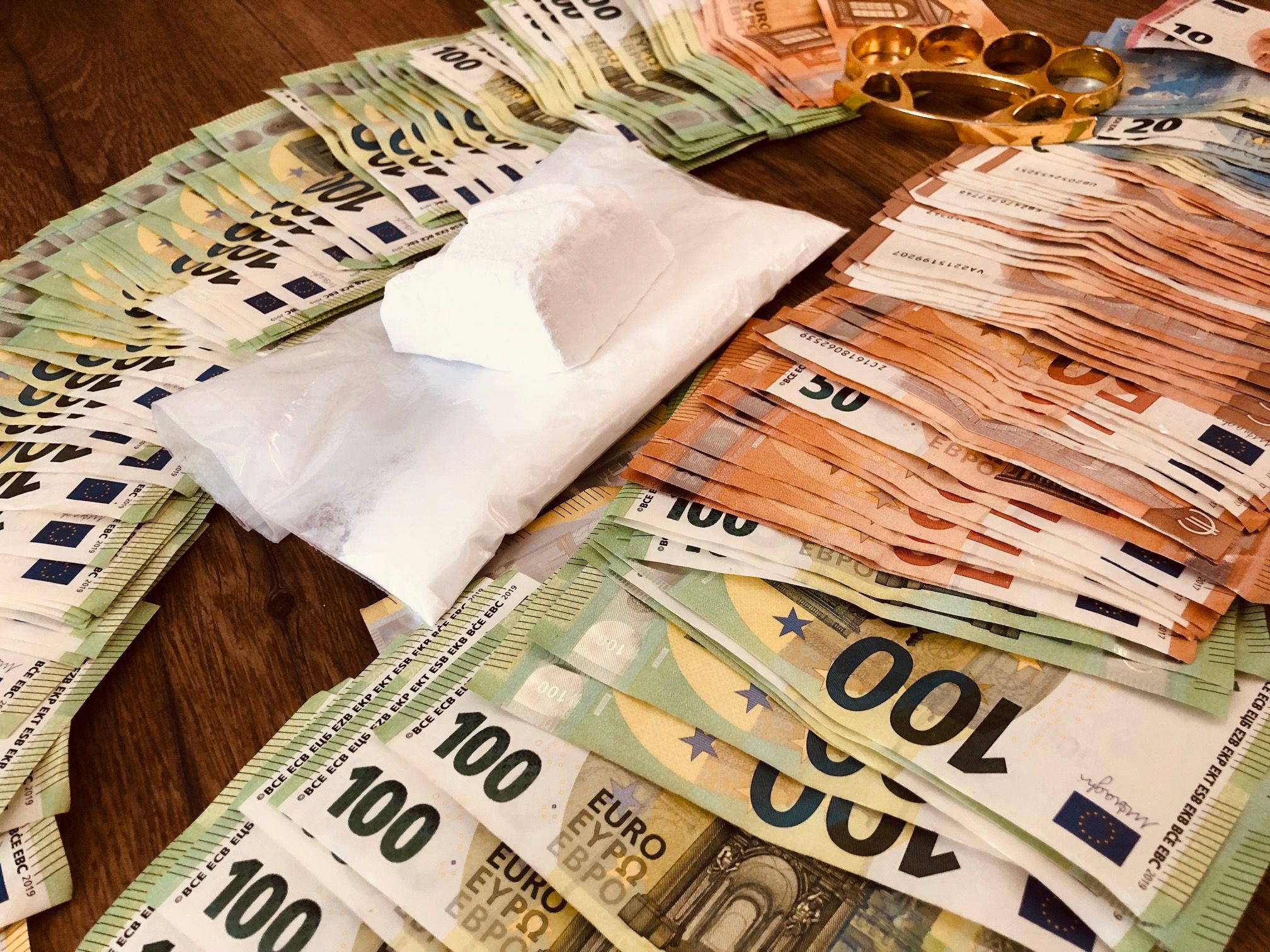 Bei Festnahmen und Hausdurchsuchungen wurde Bargeld in rauen Mengen sichergestellt.