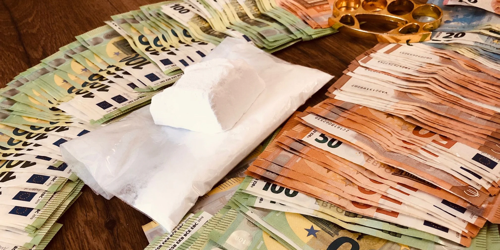 Bei Festnahmen und Hausdurchsuchungen wurde Bargeld in rauen Mengen sichergestellt.