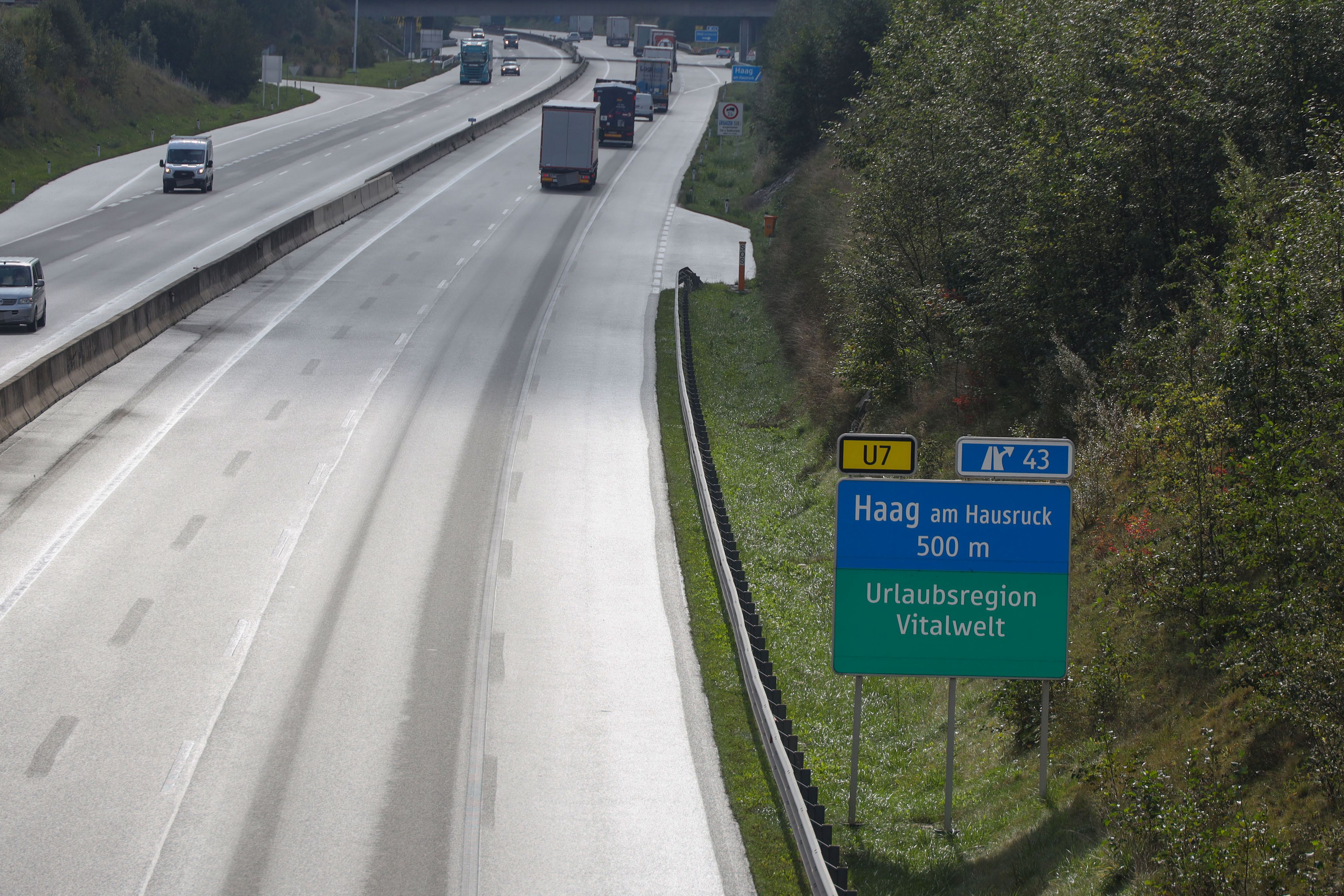 Der 16-Jährige wurde auf der A8 von zwei Autos erfasst.