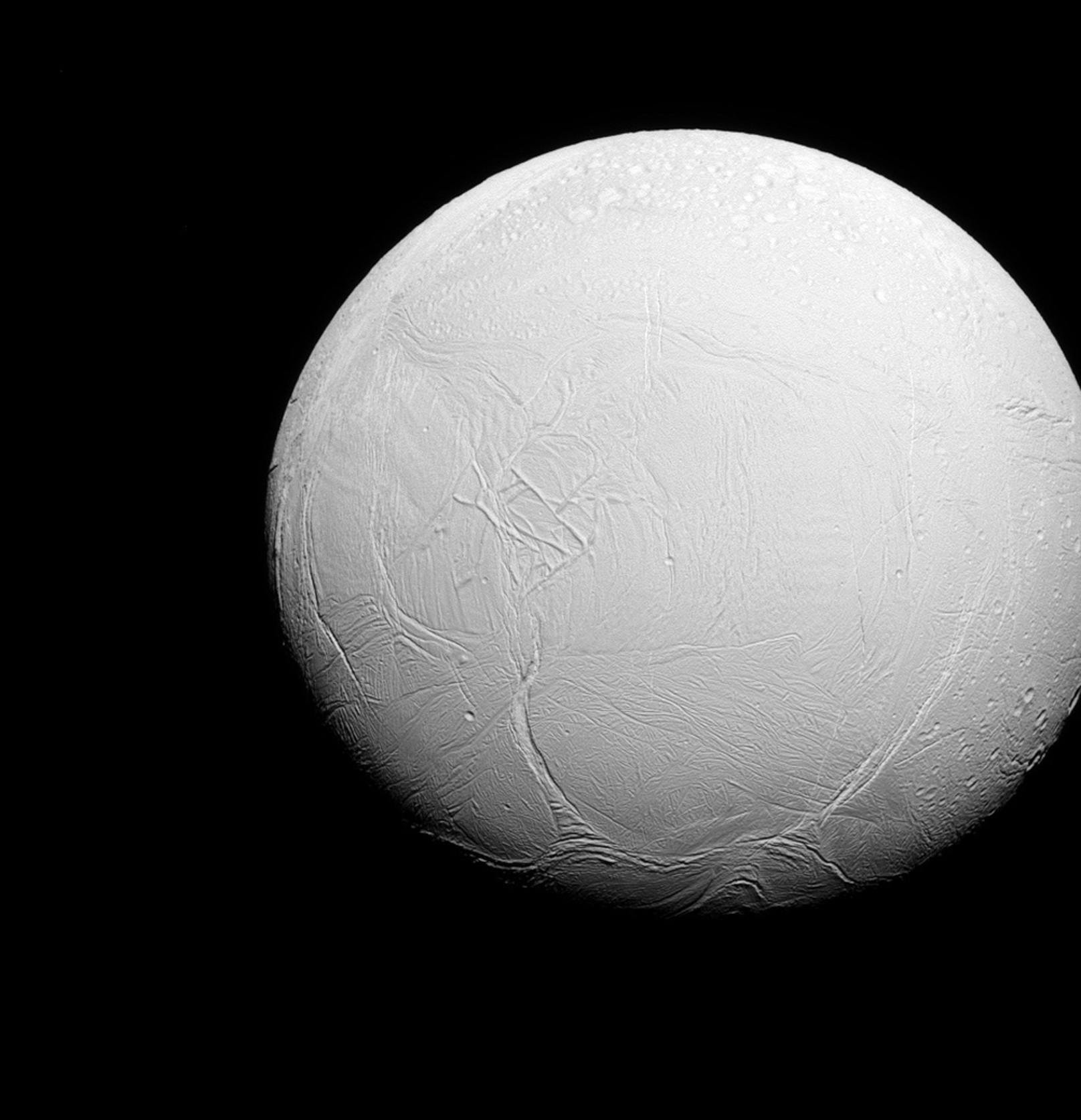 Die Oberfläche des sechstgrößten Saturnmondes präsentiert sich derweil weit unfreundlicher.