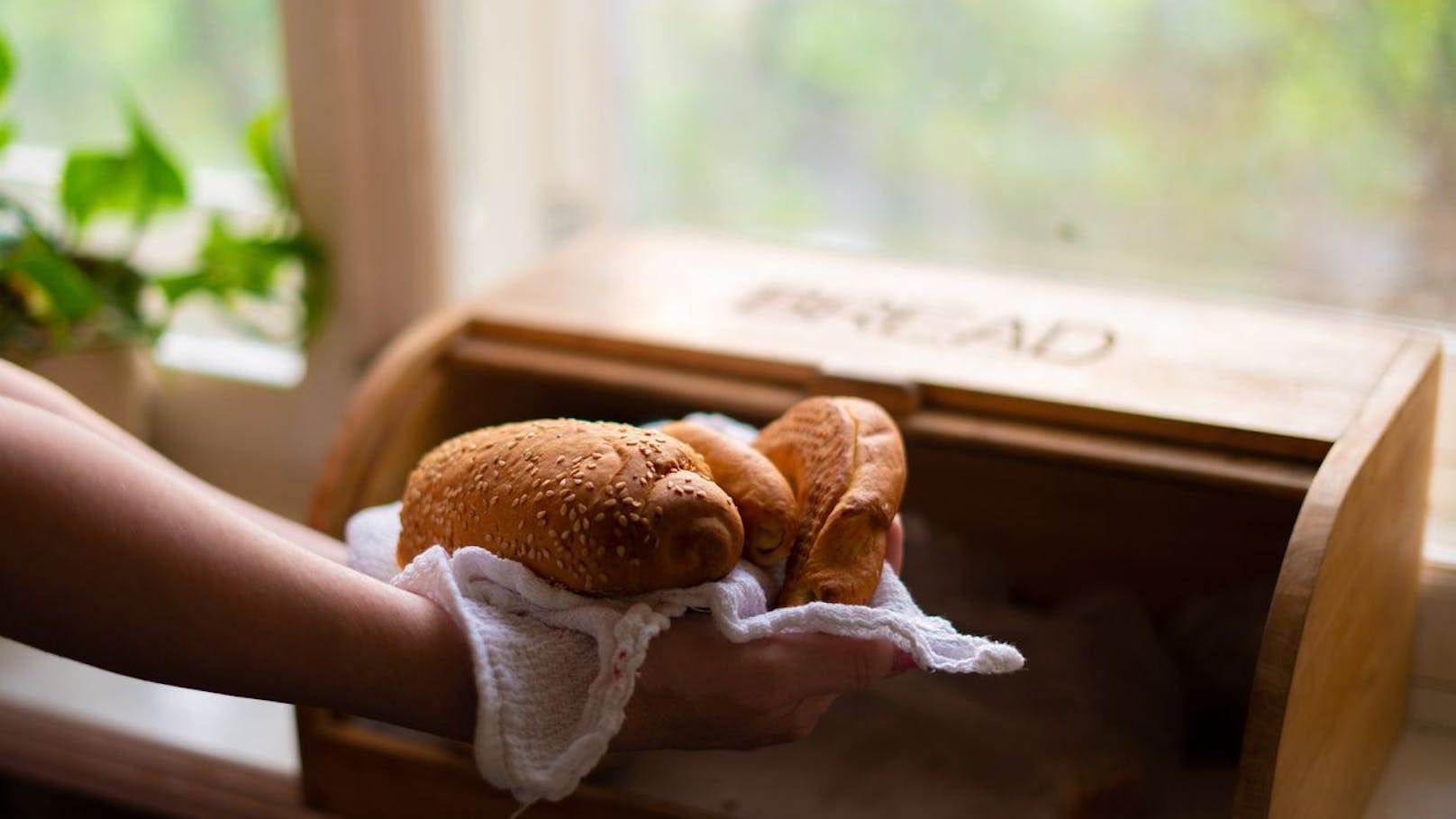 Halte deine Brot-Box vom Fenster und von der Mikrowelle fern, wenn die Backware lange halten sollte. Wasserdampf und Luftzüge sorgen nämlich dafür, dass das Brot anschimmelt oder zu viel Feuchtigkeit verliert.