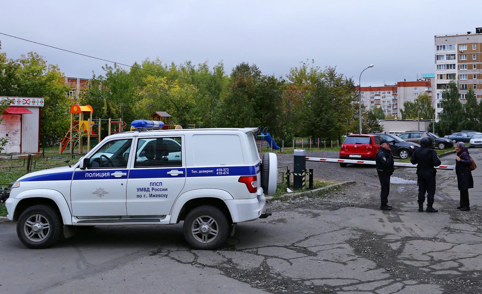 Einsatzkräfte der Polizei nach einem Amoklauf an der Schule 88 in der zentralrussischen Stadt Ischewsk am 26. September 2022.