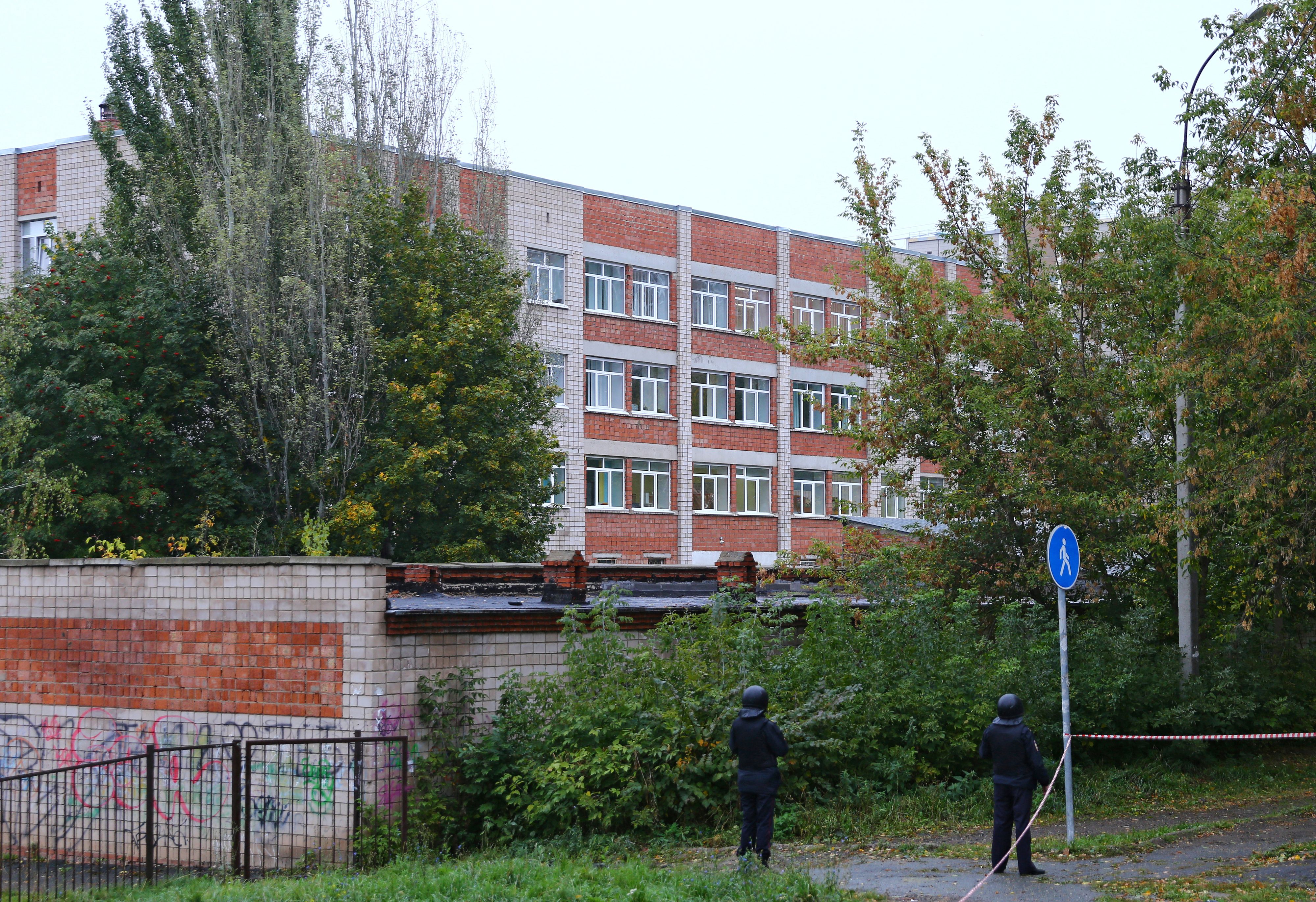 Bewaffnete Polizeibeamte sichern die Schule in Ischewsk im Westen Russlands.