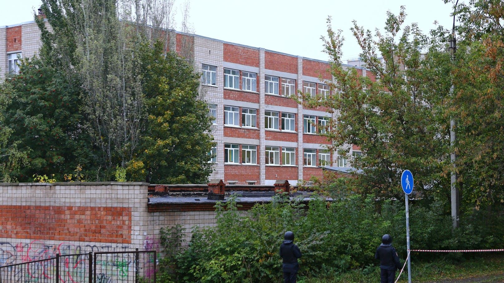 Bewaffnete Polizeibeamte sichern die Schule in Ischewsk im Westen Russlands.