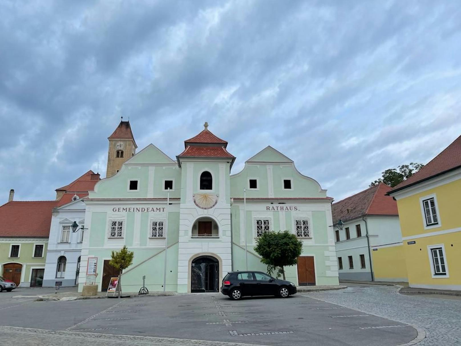 Die Rathaus-Fassade in Pulkau wurde saniert.