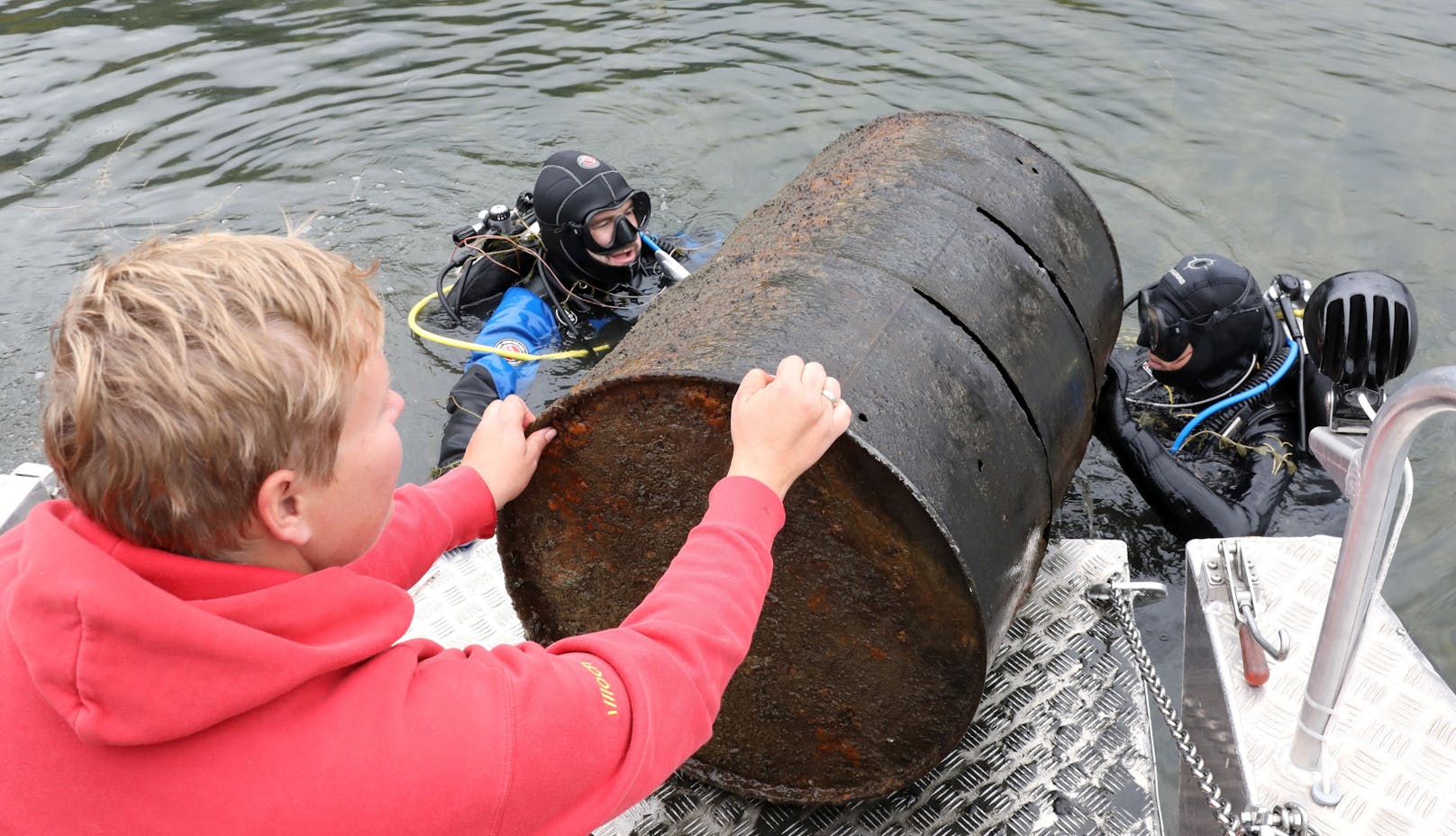Zehn alte Ölfässer im Ossiacher See gefunden