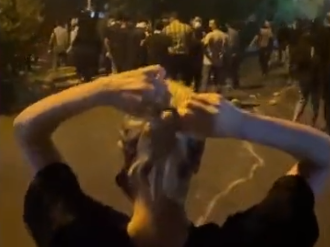 Ein Video von ihr geht nun Viral. Darauf bindet sie sich ihre Haare zurück und stellt sich in die Mitte eines Protestes in Karaj.