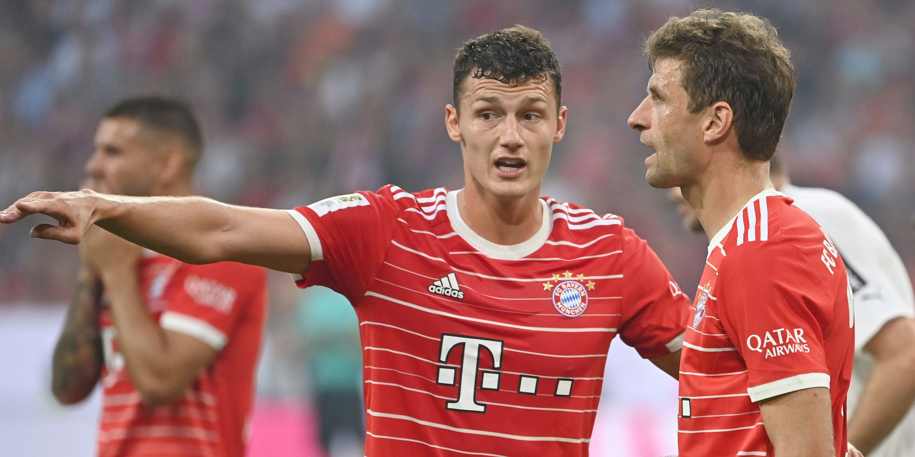 Benjamin Pavard (l.) im Bild mit Thomas Müller