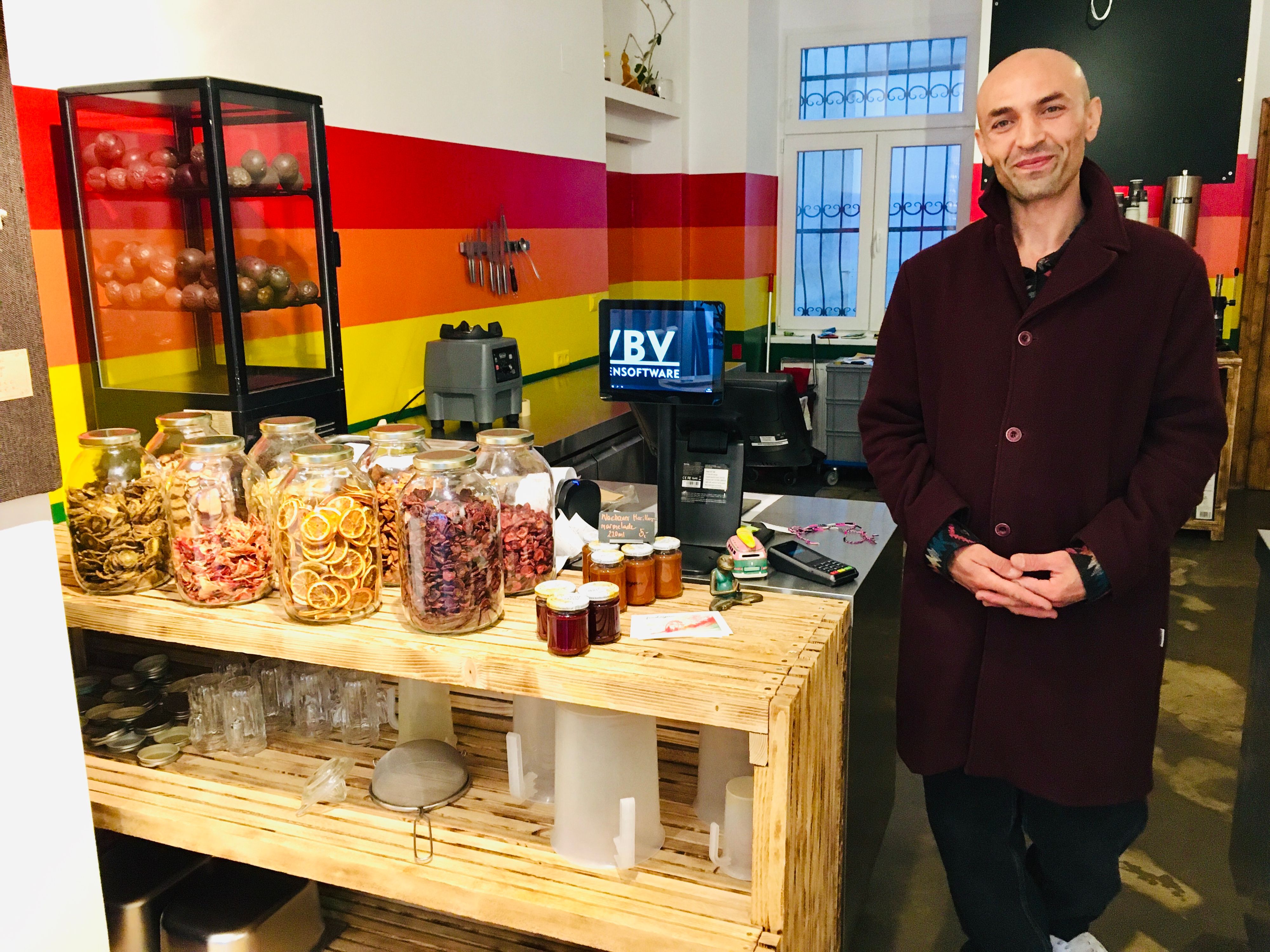 Fatih Cemek (43) hat Früchte gern und verkauft Vitamine flüssig und getrocknet