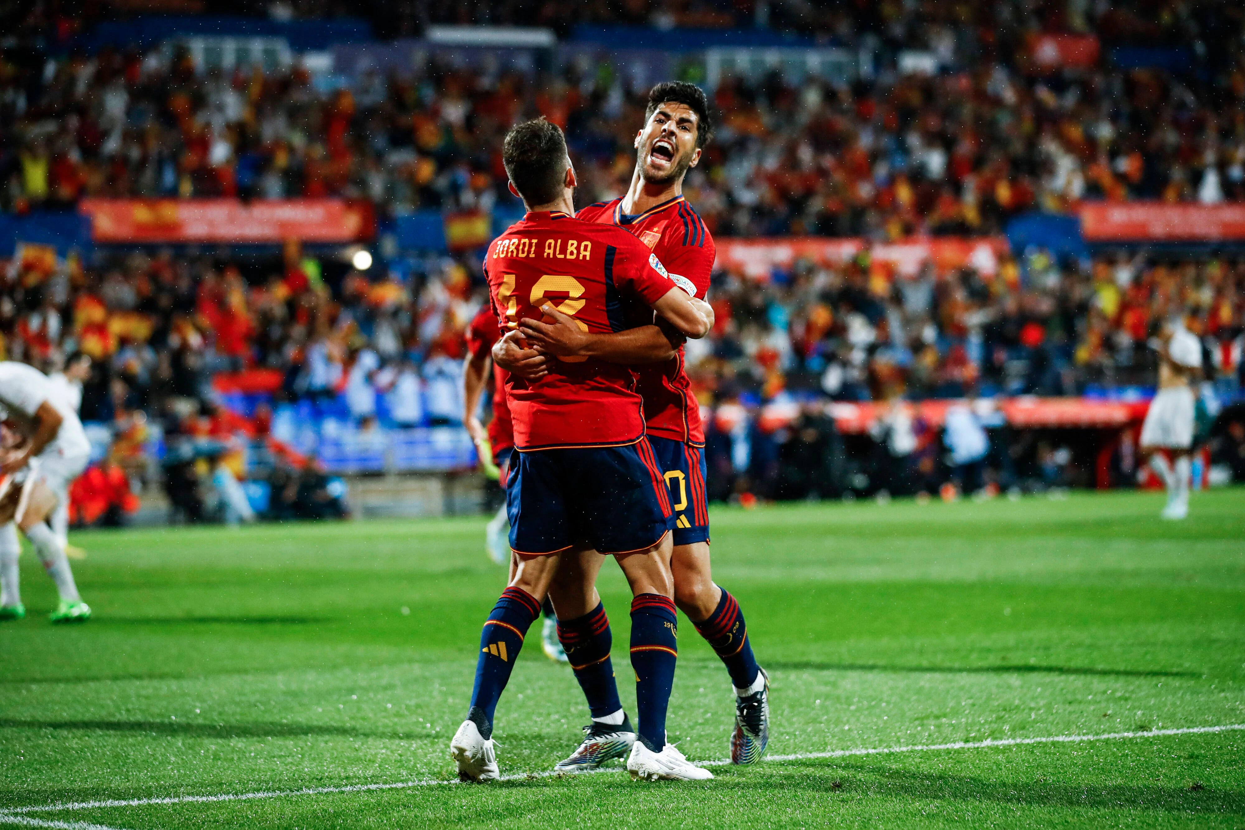 Marco Asensio jubelt im spanischen Nationalteam mit Jordi Alba, der wohl in Barcelona künftig sein Teamkollege wird.