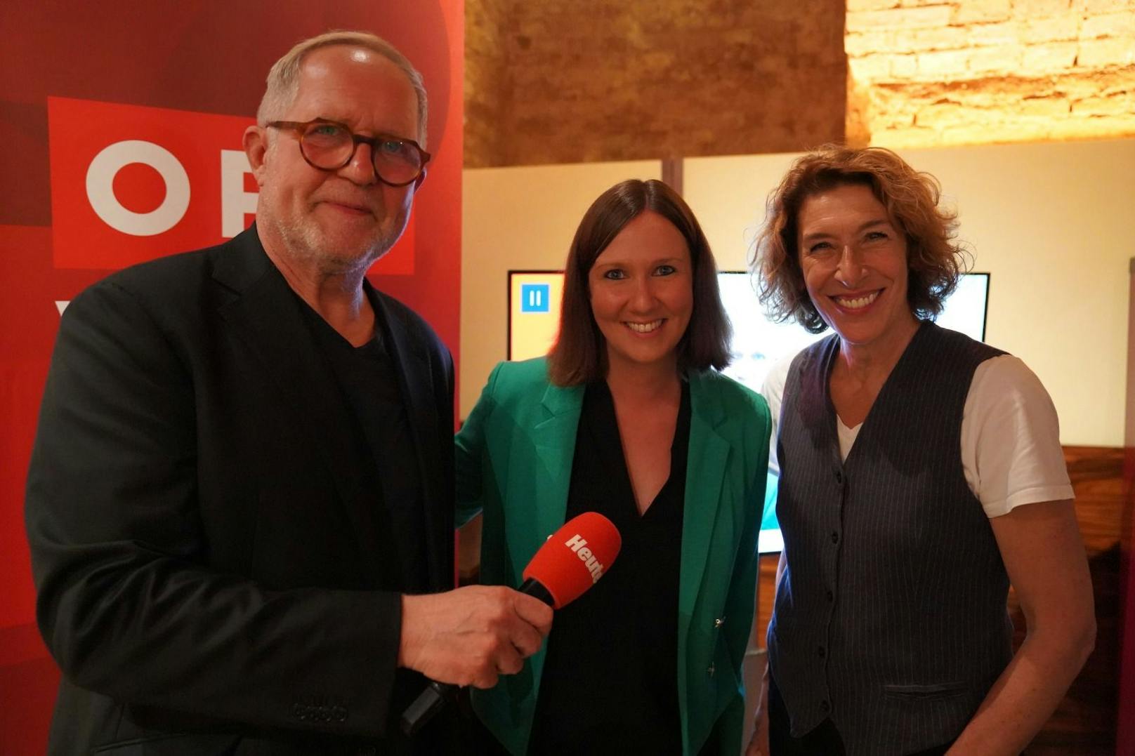 "Heute"-Redakteurin Stefanie Riegler mit Harald Krassnitzer und Adele Neuhauser