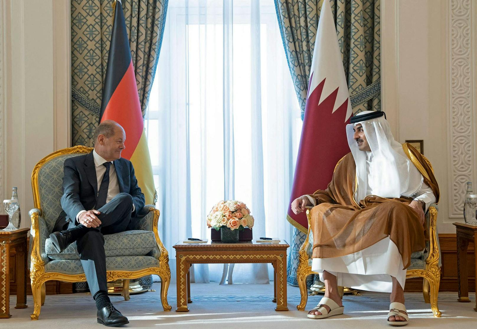 Olaf Scholz traf in Katar Scheich Tamim bin Hamad Al Thani.