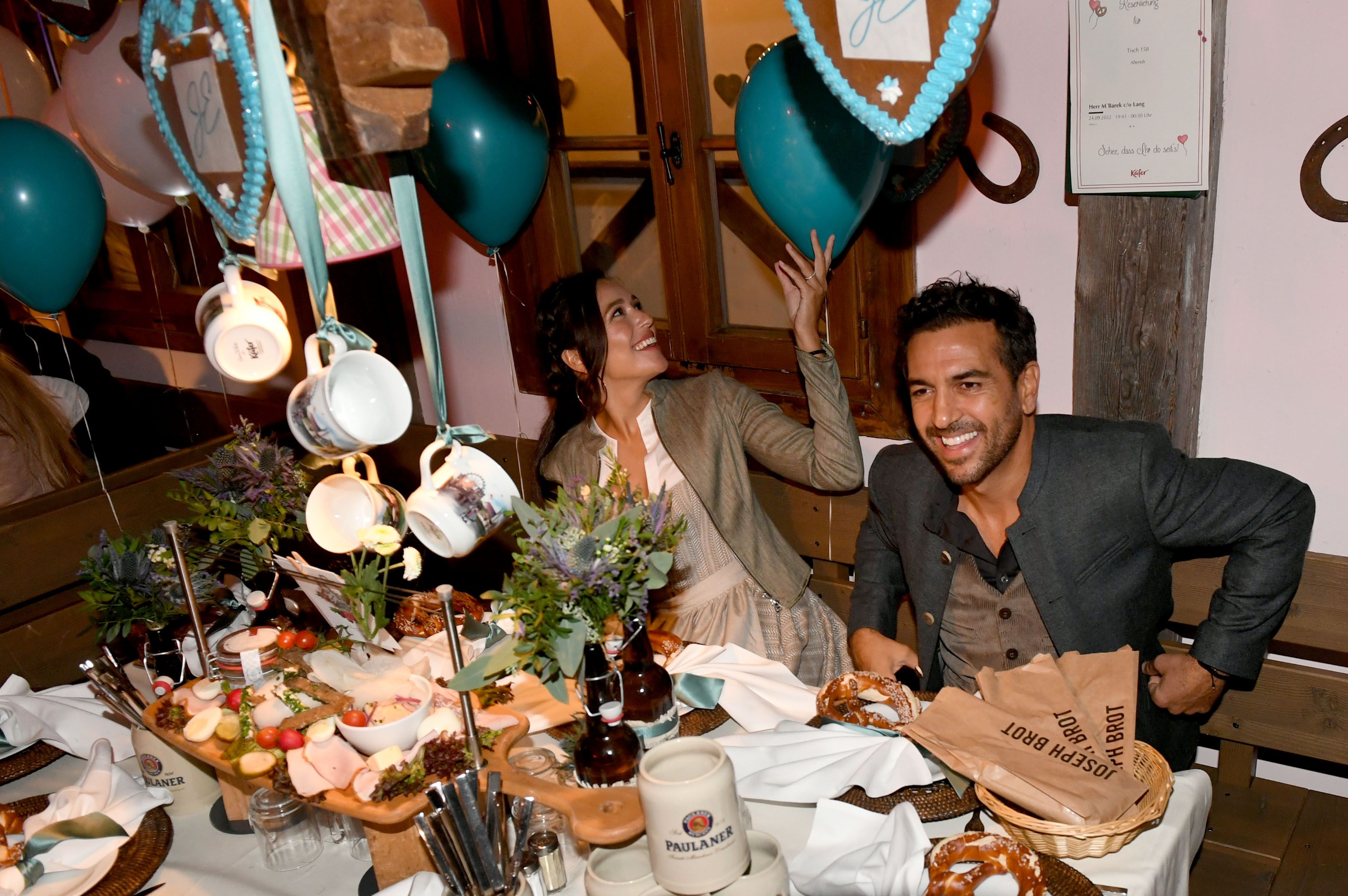 Das Brautpaar strahlte vor Glück auf der Münchner Wiesn.