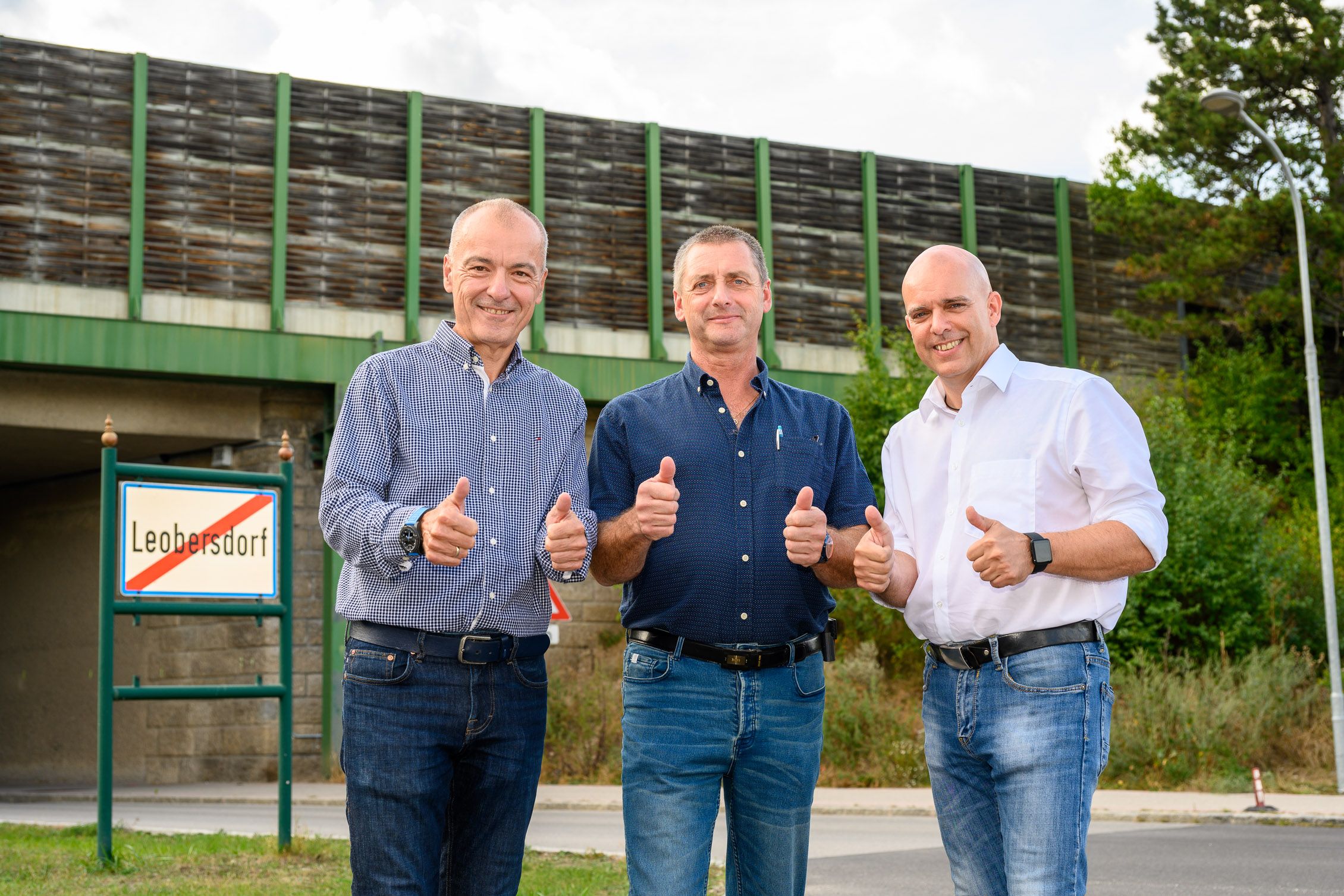Bürgermeister Andreas Ramharter, Vizebürgermeister Walter Cais und GfGR Peter Bosezky freuen sich, dass die über 37 Jahre alte und größtenteils desolate A2-Lärmschutzwand bald Geschichte sein soll.