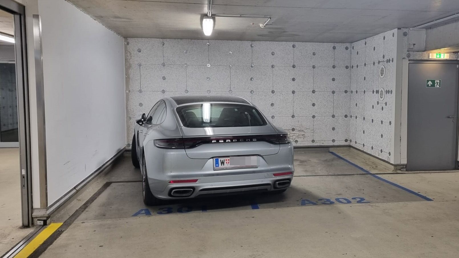 Wiener Porsche-Lenker pfeift auf Regeln, versperrt Parkplatz