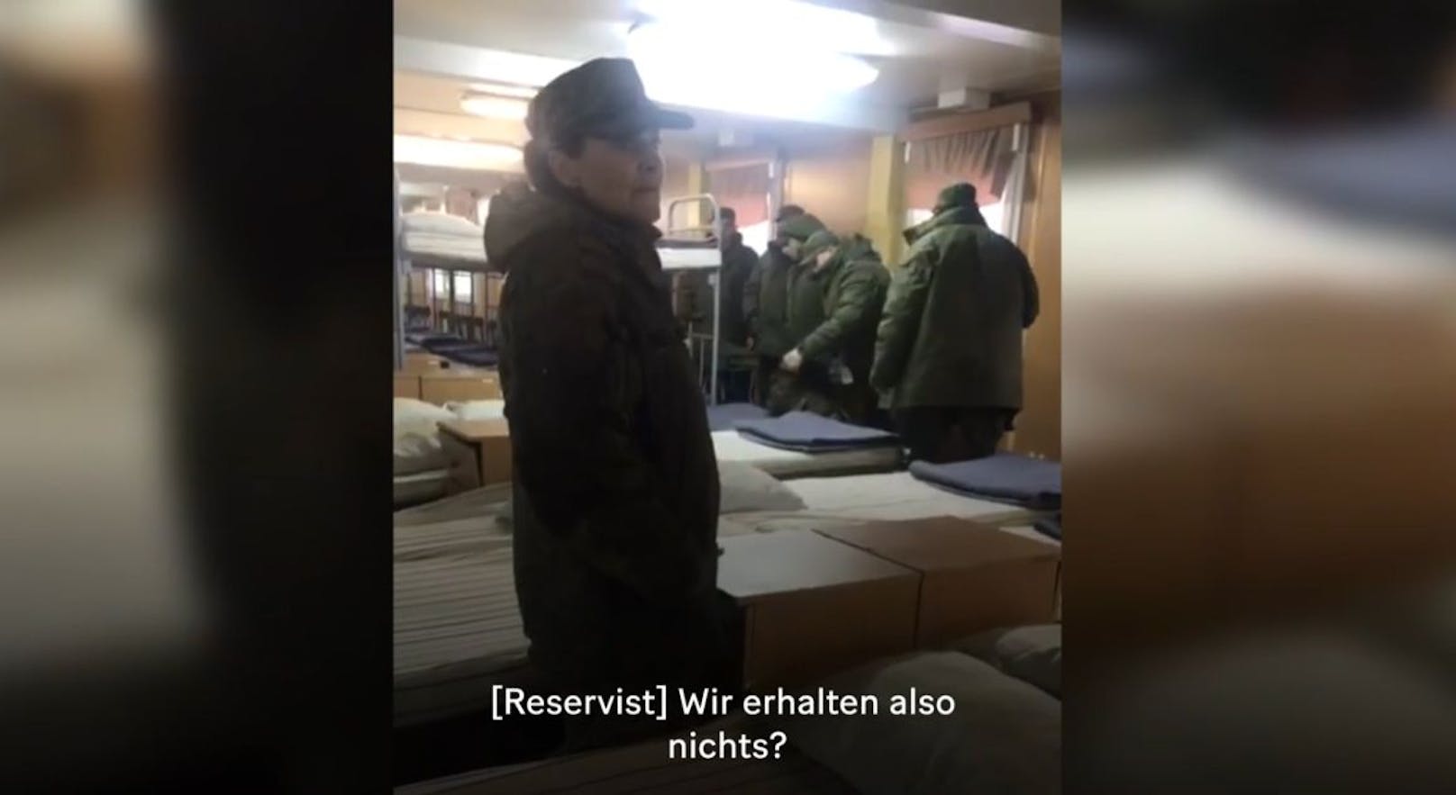 Die russischen Reservisten bekommen scheinbar nicht mehr als Uniformen und Waffen in die Hand gedrückt.