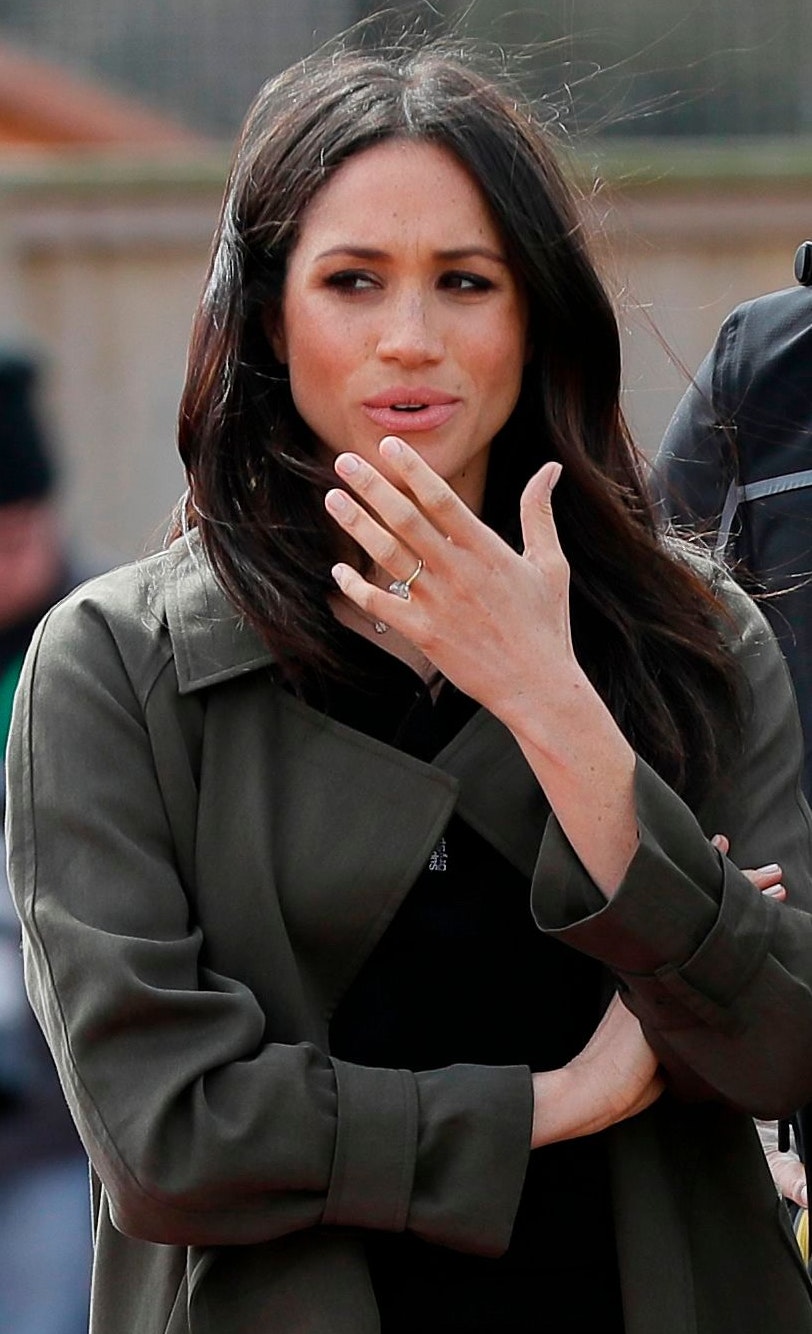 Download von www.picturedesk.com am 27.09.2022 (19:42).  Britain's Prince Harry (C) and his fiancee US actress Meghan Markle (L) meet participants as they attend the UK team trials for the Invictus Games Sydney 2018 at the University of Bath Sports Training Village in Bath, southwest England on April 6, 2018 The Invictus Games is an international sport event for wounded, injured and sick (WIS) servicemen and women, both serving and veteran. The Games aims to use the power of sport to inspire recovery, support rehabilitation and generate a wider understanding of all those who serve their country. / AFP PHOTO / POOL / Kirsty Wigglesworth - 20180406_PD4762 - Rechteinfo: Rights Managed (RM) Nur für redaktionelle Nutzung! Werbliche Nutzung erfordert Freigabe: bitte schicken Sie uns eine Anfrage.