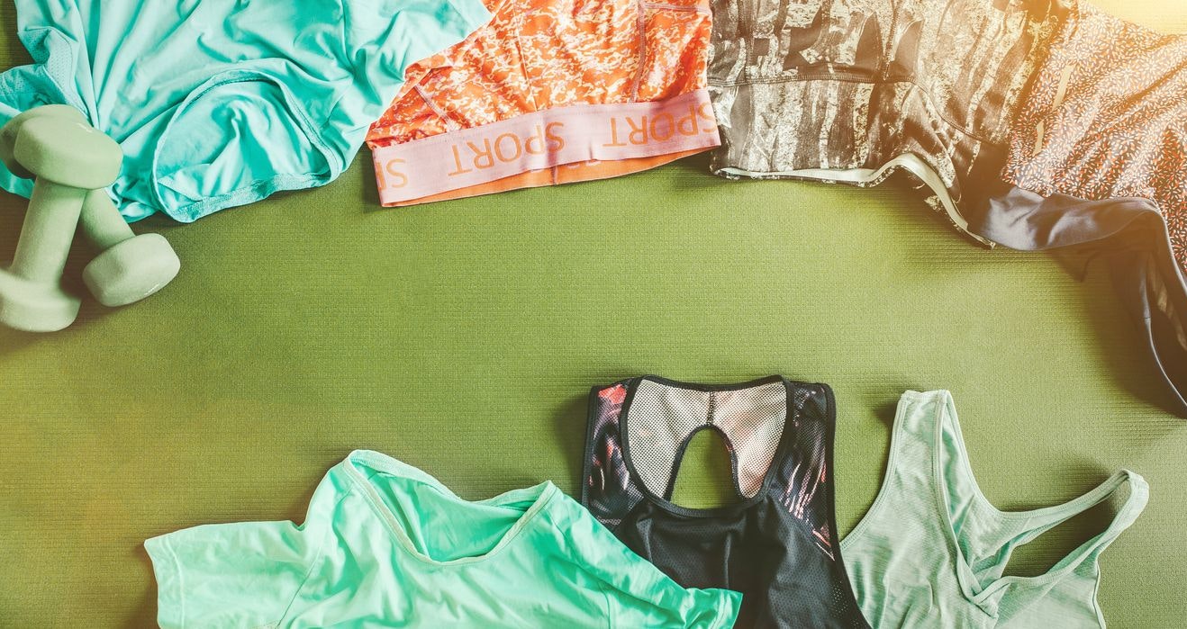 Moderne Waschmaschinen haben bereits ein Sportprogramm, um dir die Arbeit zu erleichtern. Trotzdem solltest du die sorgfältige Reinigung deiner Sportbekleidung nicht vernachlässigen.