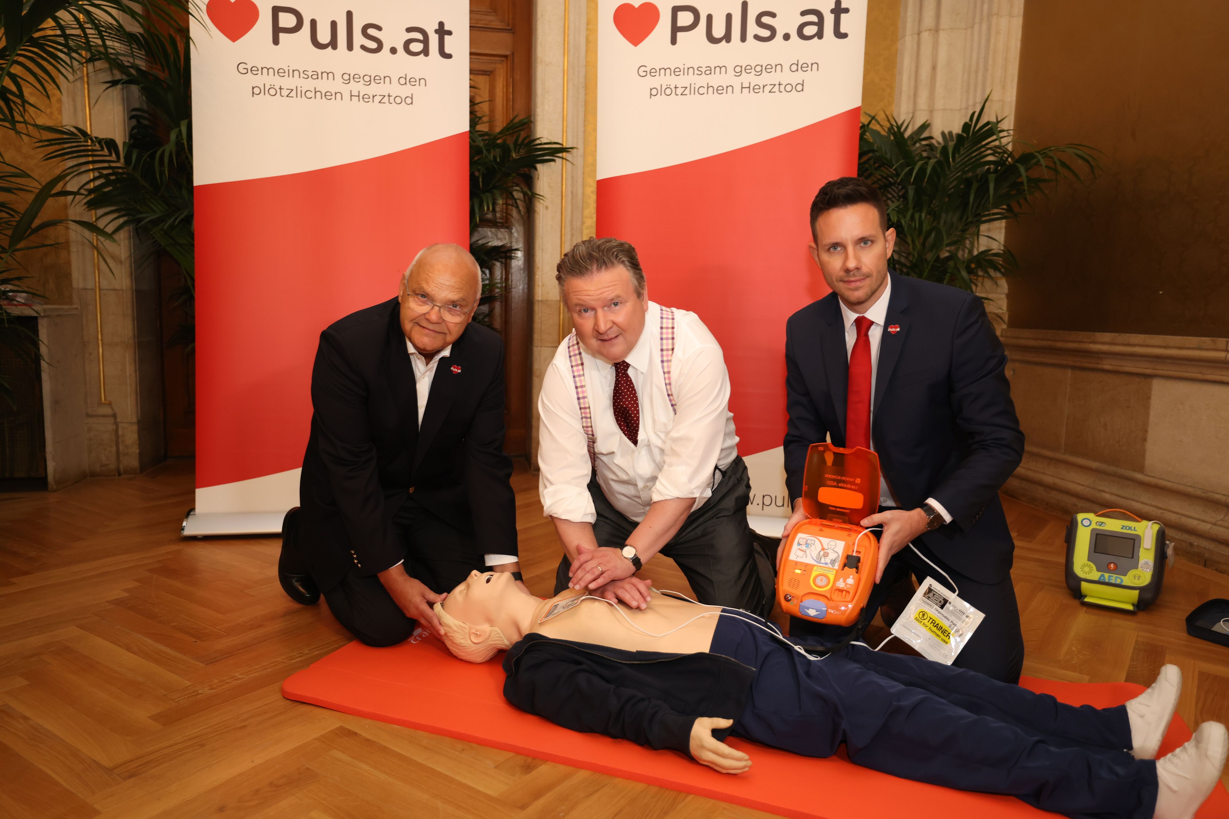 Bürgermeister Michael Ludwig (SPÖ) bei einer Herzdruckmassage. Am Dienstag stellte er zusammen mit dem Verein PULS die neue Kampagne 