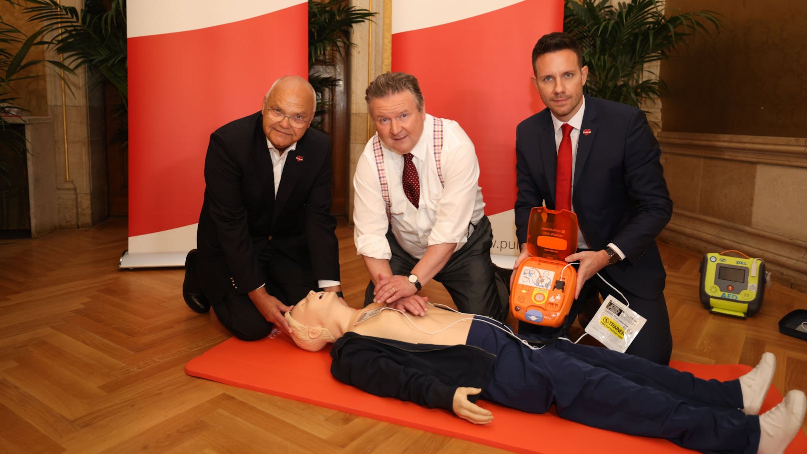 Bürgermeister Michael Ludwig (SPÖ) bei einer Herzdruckmassage. Am Dienstag stellte er zusammen mit dem Verein PULS die neue Kampagne "Hände können Leben retten" vor. Dabei geht es um Lebensrettung durch den Einsatz von Händen und Defibrillatoren nach einem Herzstillstand durch nicht-medizinisches Personal.
