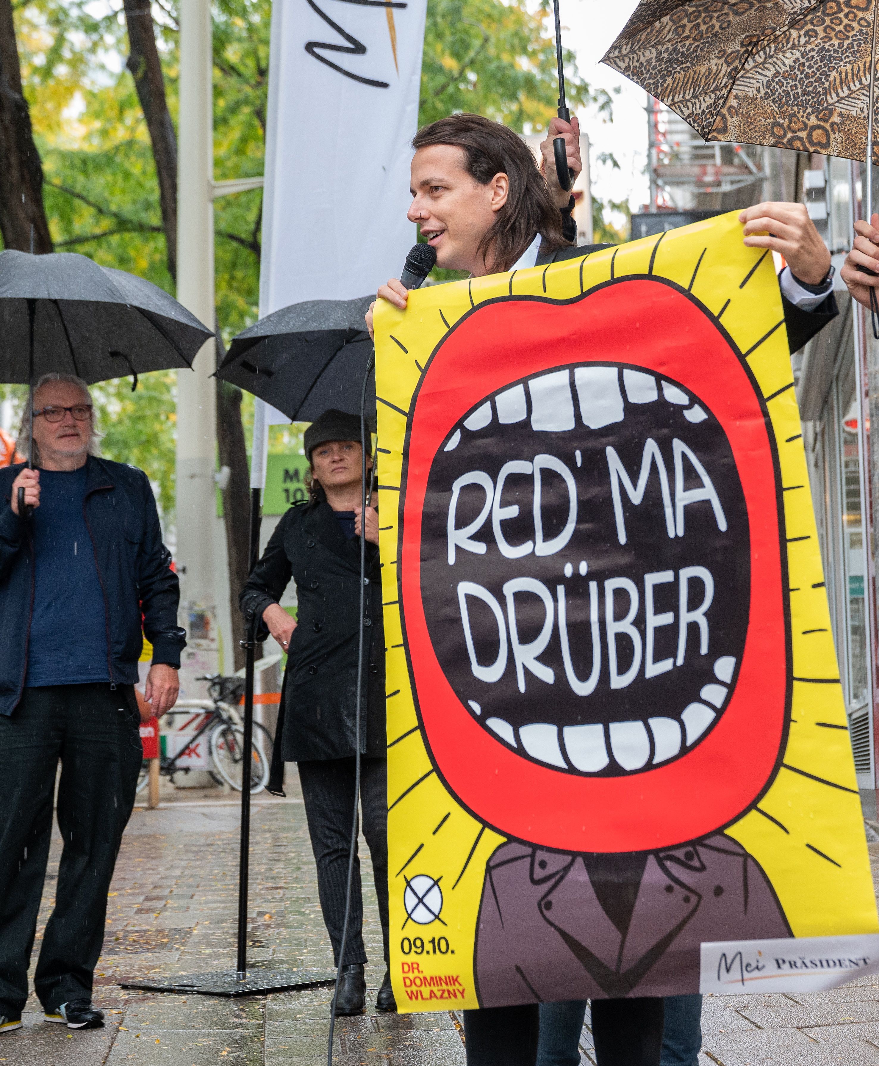 Download von www.picturedesk.com am 27.09.2022 (13:58).  WIEN, OESTERREICH - 27. SEPTEMBER: Kandidat Dominik Wlazny praesentiert seine zweite Plakatkampagne in der Mariahilfer Strasse am 27. September 2022 in Wien, Oesterreich.220927_SEPA_32_003 - 20220927_PD3571 - Rechteinfo: Rights Managed (RM)