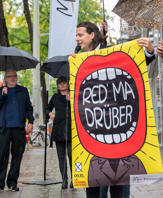 Kandidat Dominik Wlazny präsentiert seine zweite Plakatkampagne auf der Mariahilfer Straße am Dienstag, den 27. September in Wien.