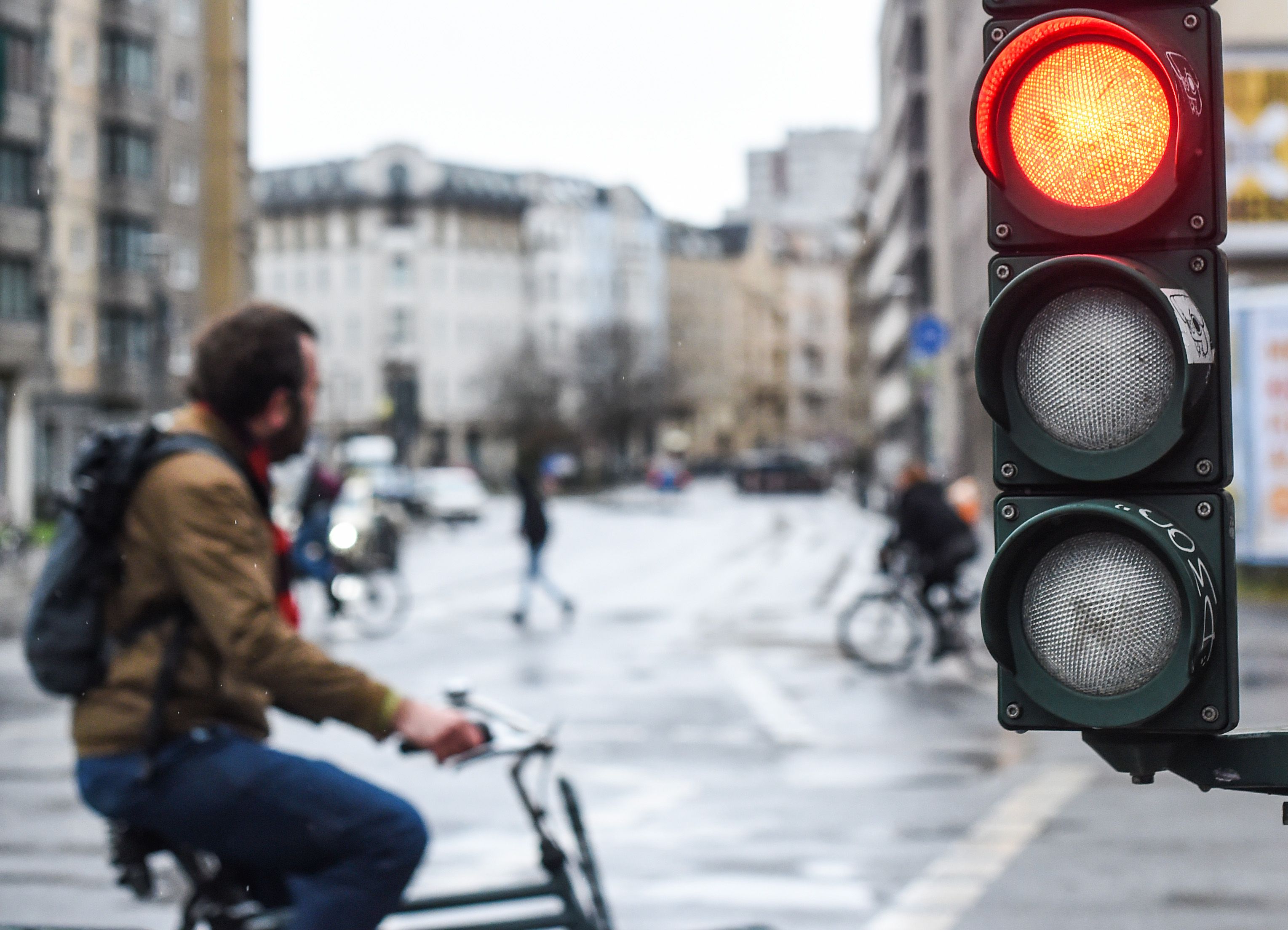 Im Visier der Polizei: Rotlicht-Radler und Gehweg-Scooter-Fahrer.