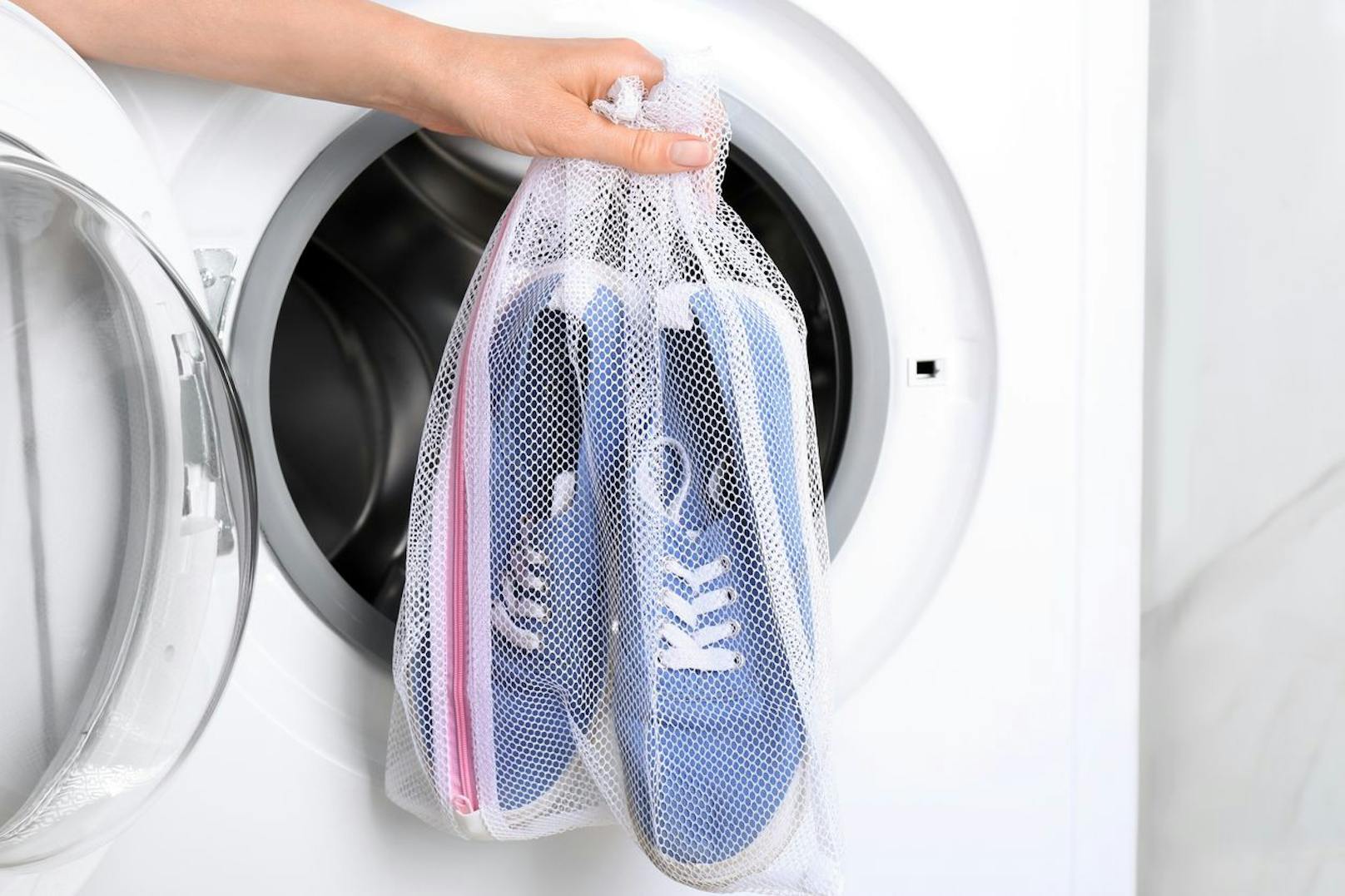 Wenn deine Schuhe nicht mit empfindlichen Materialien hergestellt wurden, kannst du sie ruhig in der Maschine schleudern lassen. Stopfe dann deine frisch gewaschenen Schuhe mit ein wenig Zeitungspapier aus und lasse sie ebenfalls an der Luft trocknen.