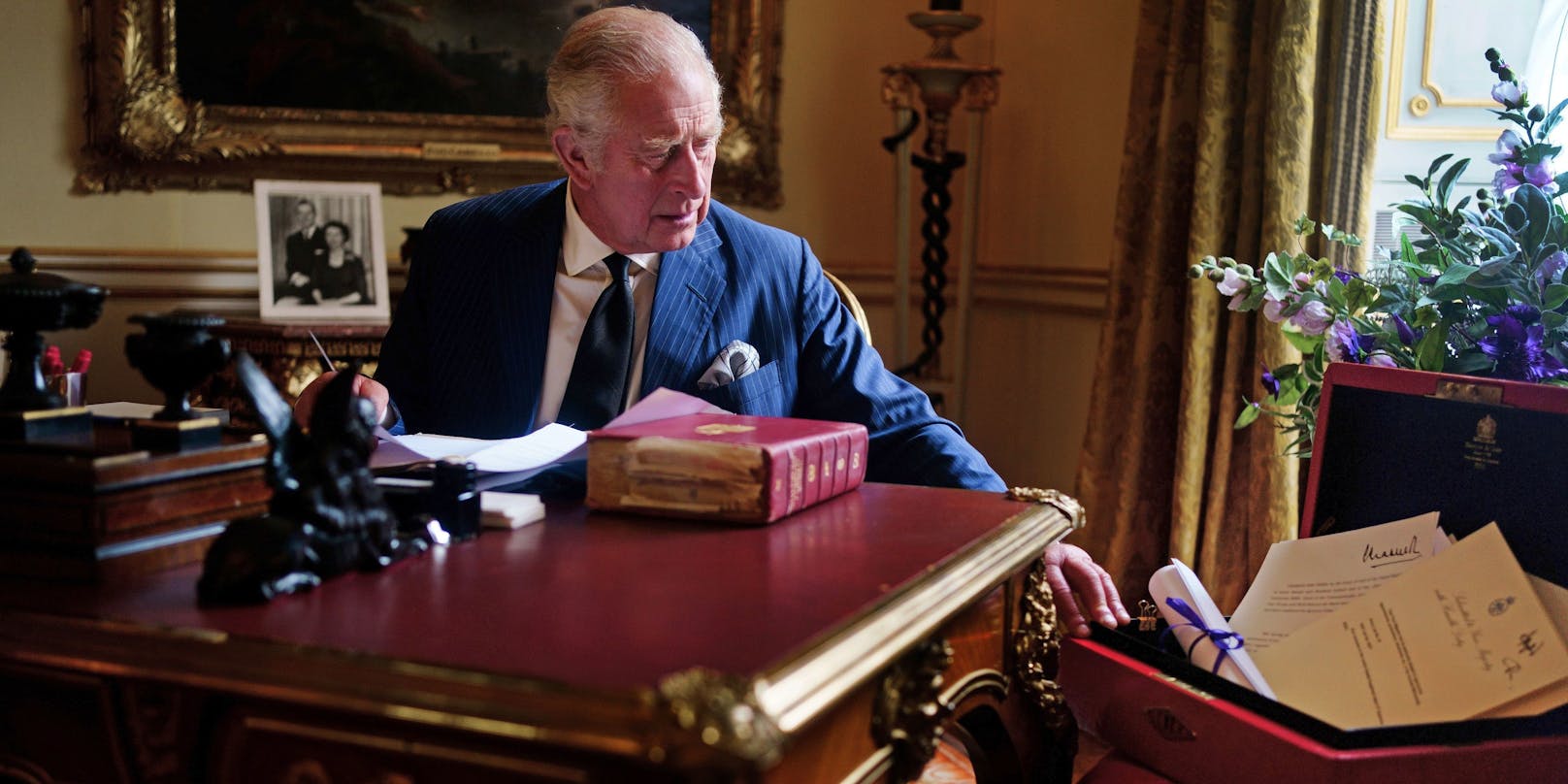 König Charles in seinem Büro.