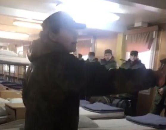 Eine Kommandantin gibt den Eingezogenen lebenswichtige Tipps und eine lange Einkaufsliste mit auf den Weg an die Ukraine-Front.
