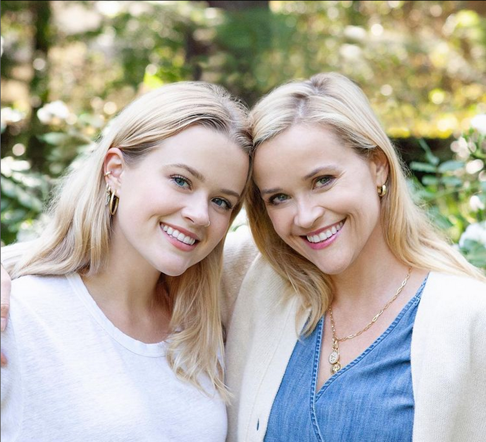 Reese Witherspoon und ihre Tochter könnten nahezu Zwillinge sein.