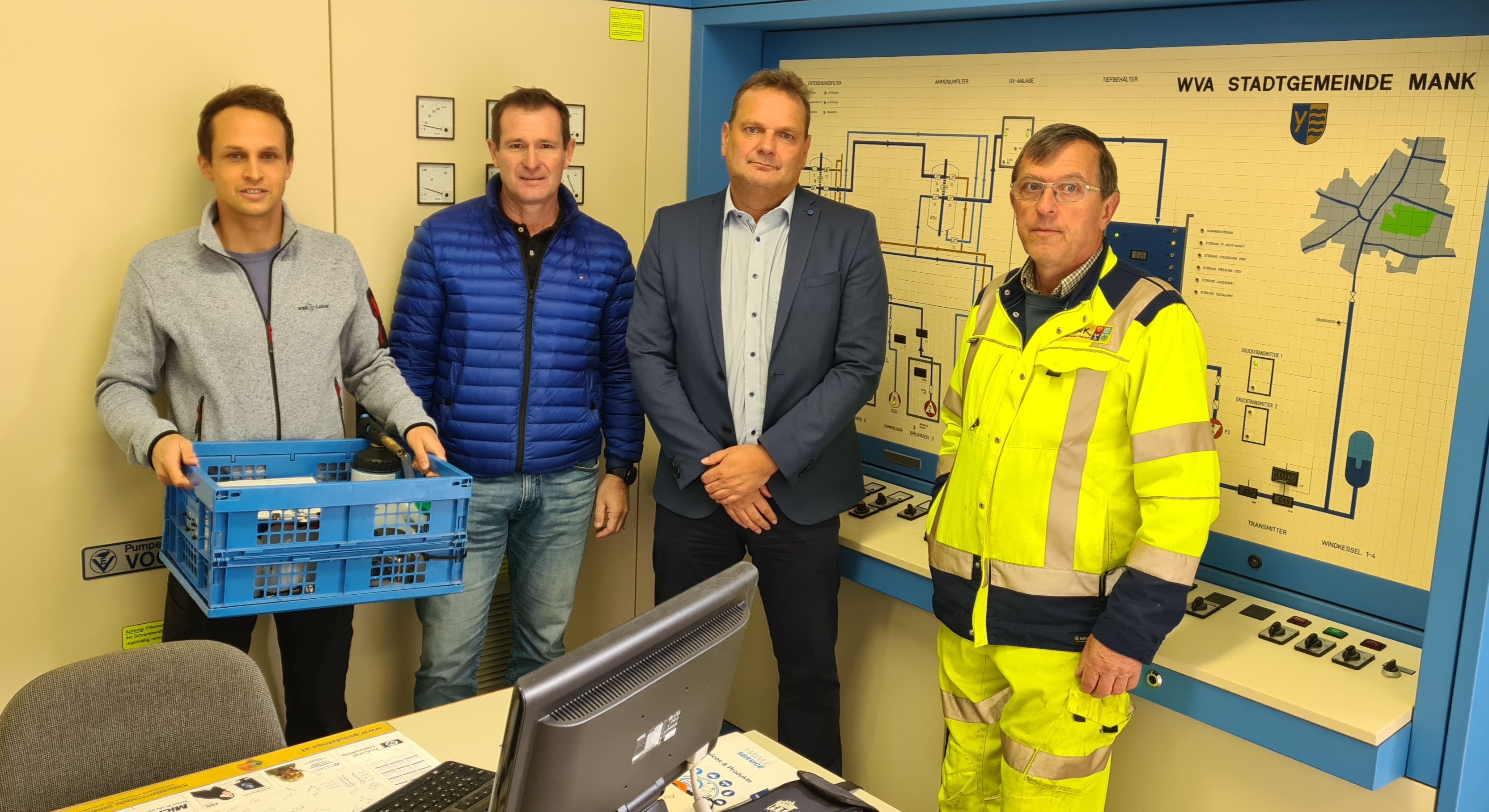 Stadtrat Wolfgang Ammerer und Wassermeister Leopold Fellner mit den Vertretern von WSB-Labor und Hydroingenieuren im Wasserwerk.