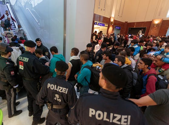 Erinnerung an die Flüchtlingskrise 2015 (Archivfoto) - allein im Burgenland kommen derzeit täglich 400 Asylwerber an - die meisten aus Indien.