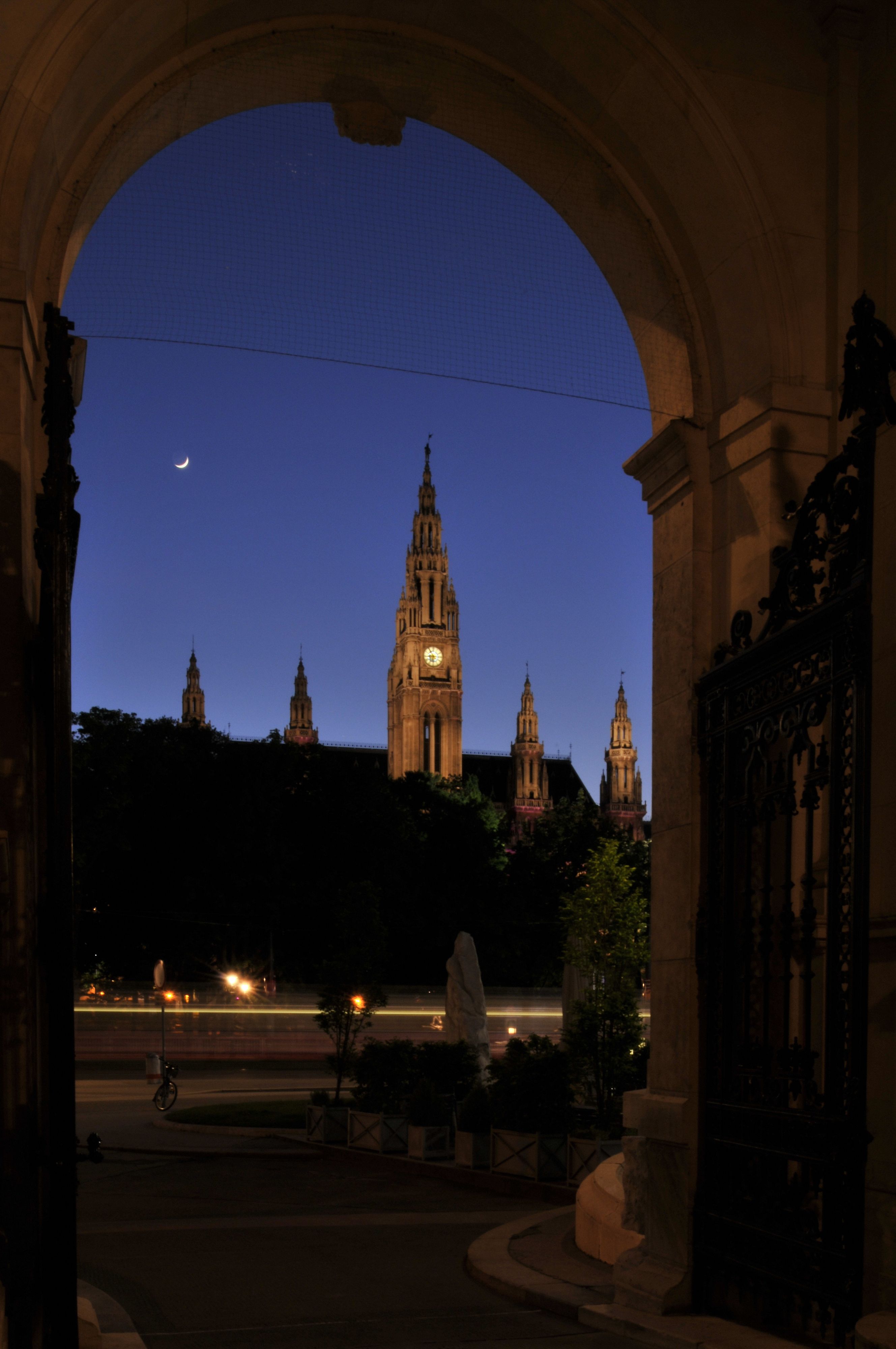 Ab 22 Uhr wird die Beleuchtung in verkehrsschwachen Bereichen in Wien auf 75 Prozent reduziert, ab 24 Uhr auf 50 Prozent.