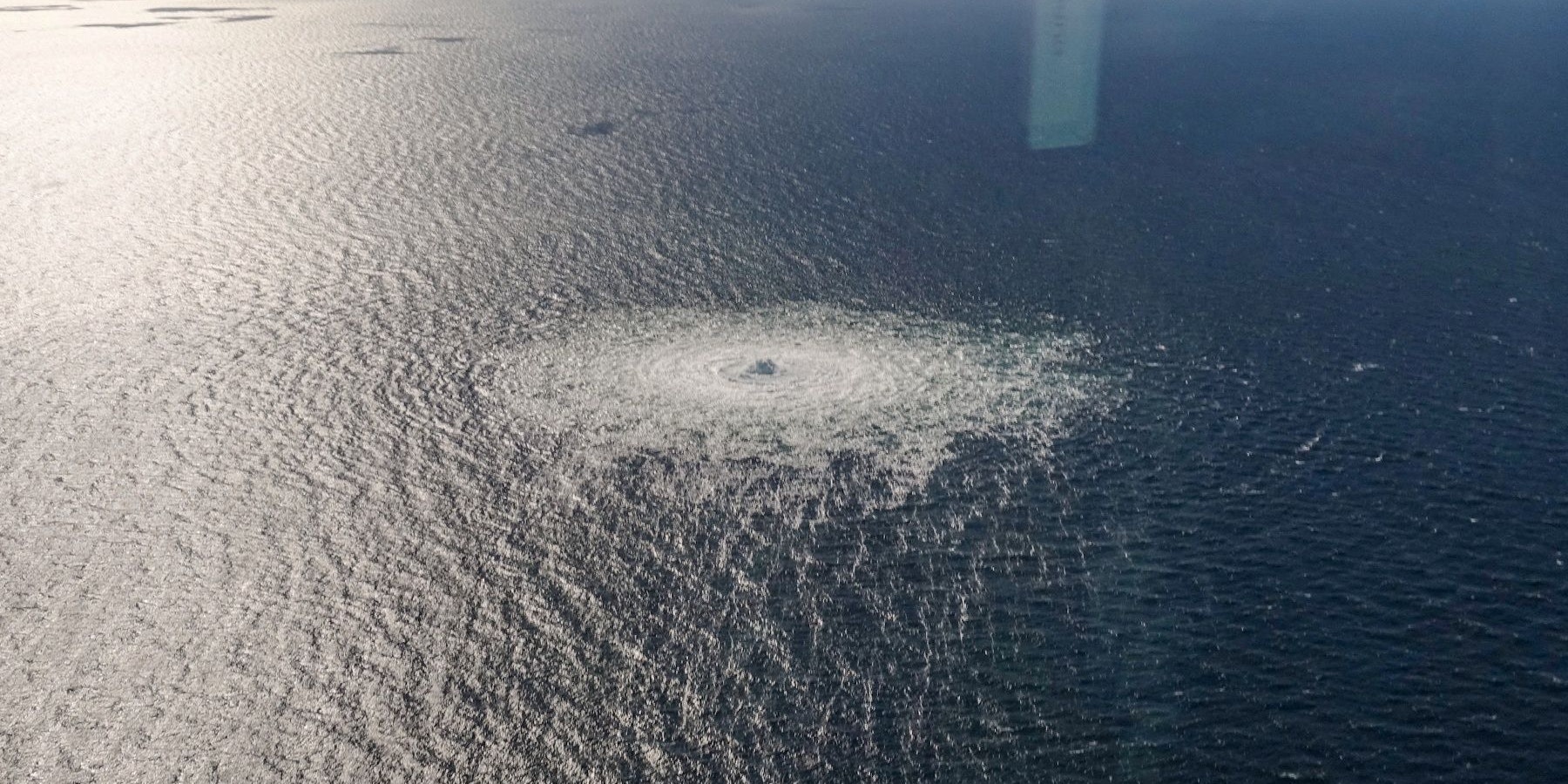 Riesige Lecks in Nord-Stream-Pipelines: Nahe der Insel Bornholm verwandelt das entweichende Gas die Ostsee in ein Schaumbad. Eine dänische F-16 nahm bei einem ersten Erkundungsflug am 27. September 2022 diese Bilder auf.