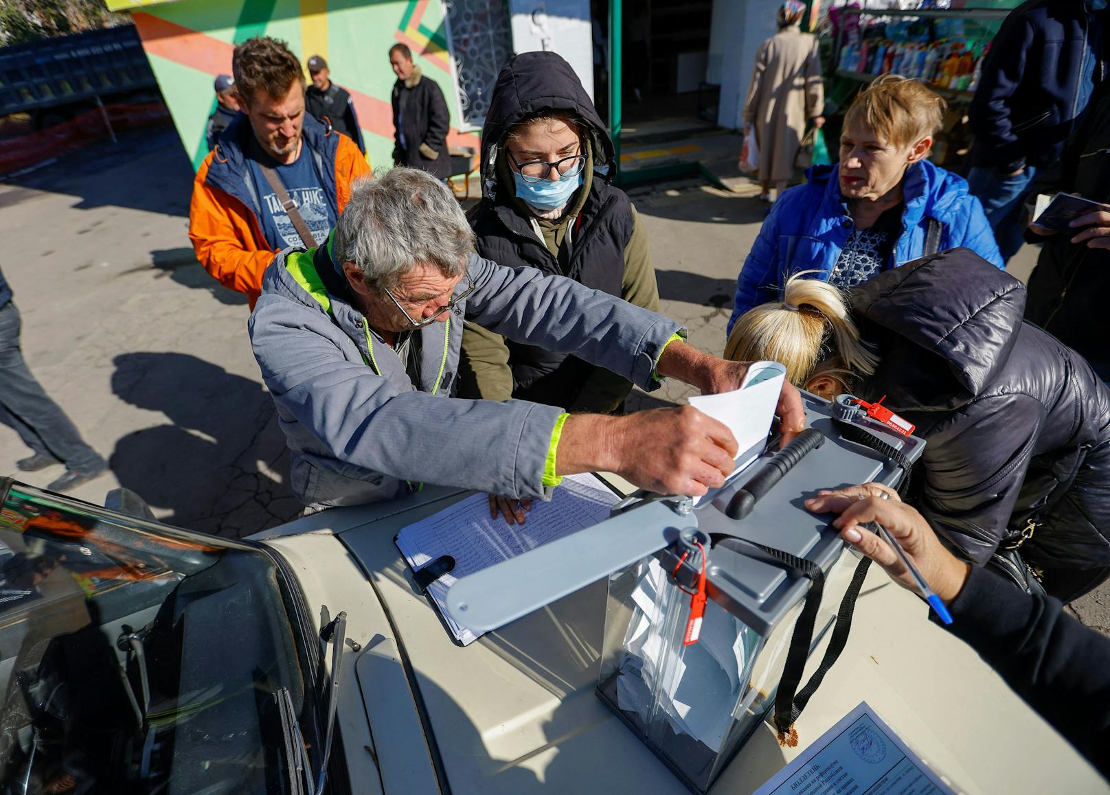 Zum Durchklicken: Bilder von Auszählung und Stimmabgabe im Rahmen der Scheinreferenden über einen Anschluss an Russland in der selbsternannten Volksrepublik Donzek (Ukraine) zwischen 23. und 27. September 2022.