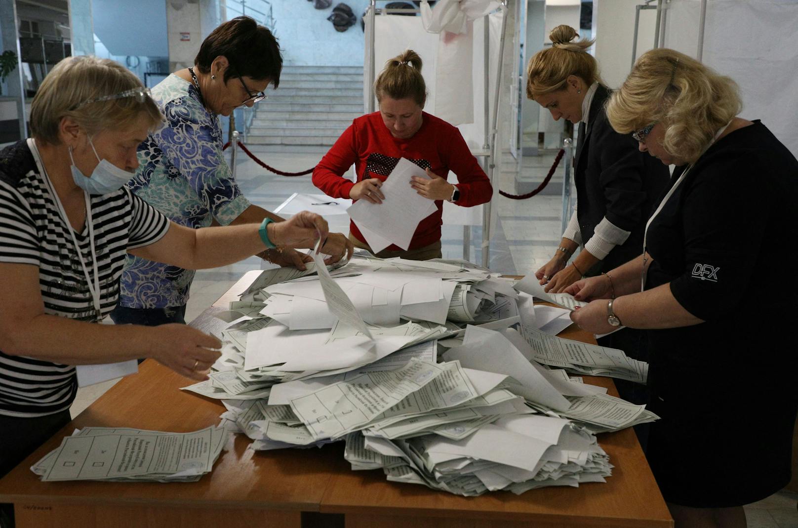 Zum Durchklicken: Bilder von Auszählung und Stimmabgabe im Rahmen der Scheinreferenden über einen Anschluss an Russland in der selbsternannten Volksrepublik Donzek (Ukraine) zwischen 23. und 27. September 2022.