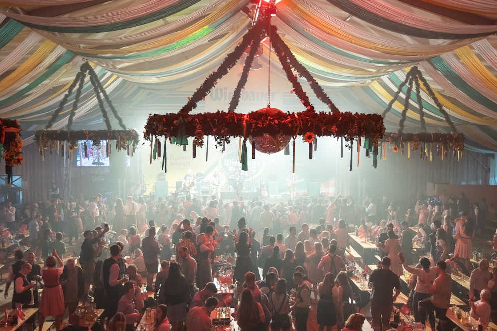 Gute Stimmung auf der Kaiser Wiesn trotz enormer Preise.