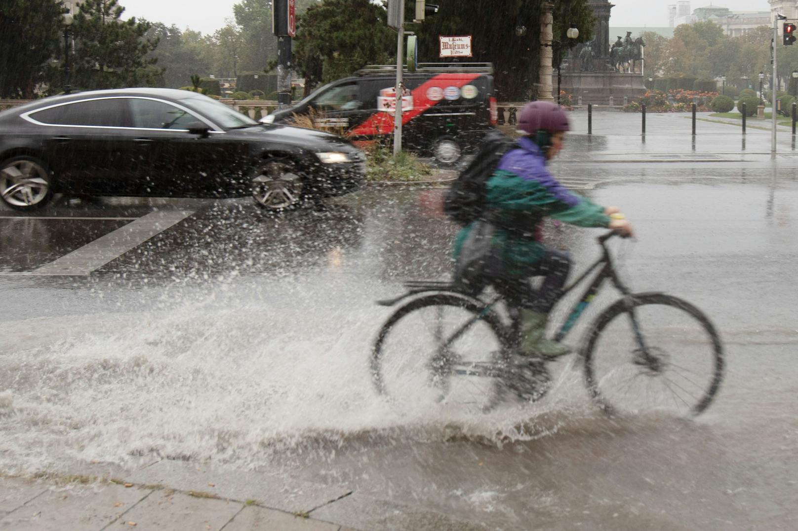 Der Regen breitet sich im Laufe des Dienstags auf ganz Österreich aus.