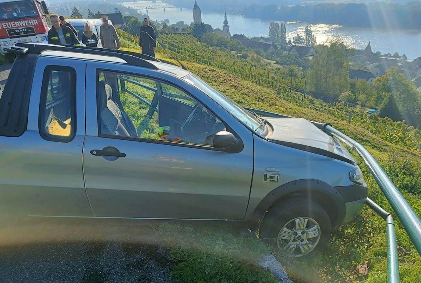 Der Wagen wurden gegen das Geländer geschleudert und blieb auf der Mauer hängen.