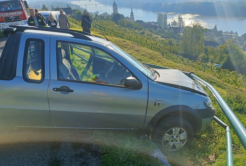 Der Wagen wurden gegen das Geländer geschleudert und blieb auf der Mauer hängen.