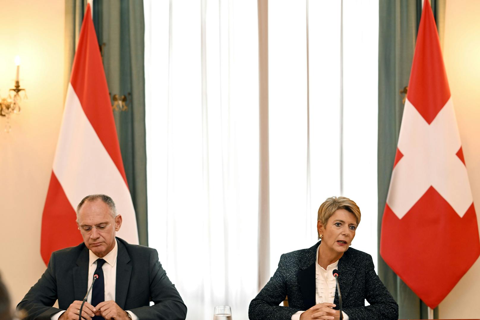 Innenminister Gerhard Karner und die Schweizer Bundesrätin Karin Keller-Sutter unterzeichnen die Vereinbarung eines Aktionsplans gegen irreguläre Migration in Zürich am 28. September 2022.