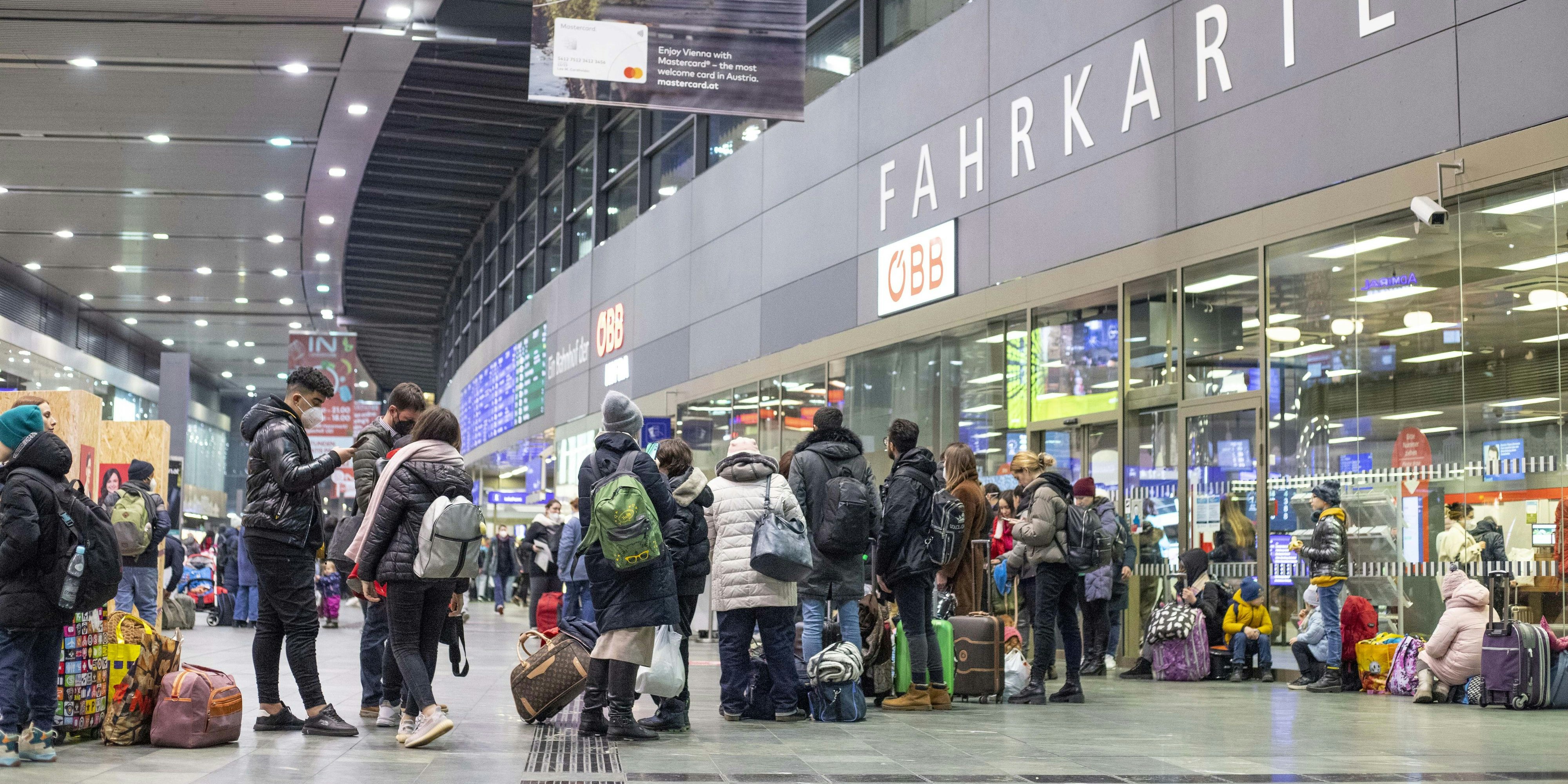 Menschen, die vor dem Krieg aus der Ukraine geflohen sind, müssen sich nach 24 Stunden wieder ein Ticket kaufen.