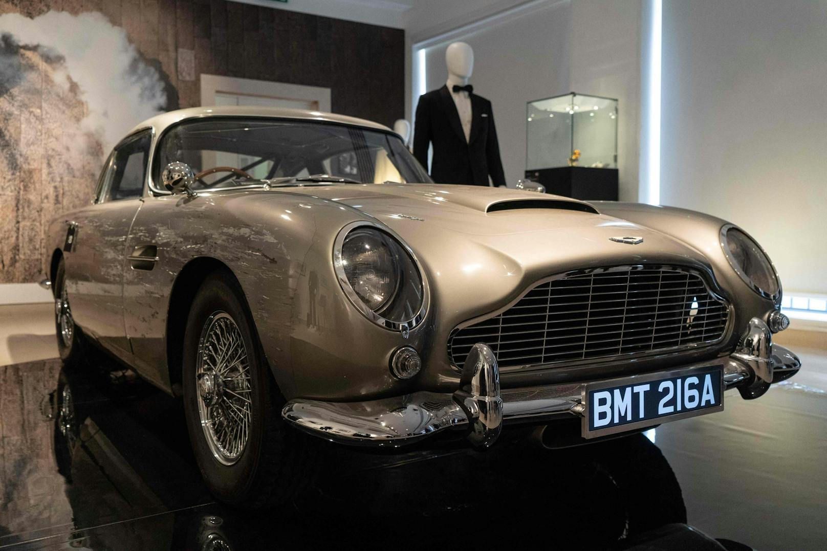 Bei der Auktion "60 Jahre James Bond" kommt auch dieser Aston Martin DB5 aus "Keine Zeit zum Sterben" unter den Hammer. Schätzwert bis zu 2,3 Mio. Euro.